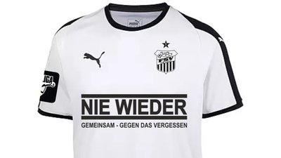 In diesem Sondertrikot treten Spieler des FSV Zwickau und des Halleschen FC am Montagabend gegeneinander an, um anlässlich des Jahrestags des Anschlags in Halle ein Zeichen gegen Terrorismus zu setzen.
