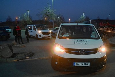 Um 18.25 Uhr startete am Donnerstag der Hilfskonvoi. Einen Großteil der Fahrzeuge und Fahrer stellt das Dienstleistungsunternehmen SFZ Cowerk. In der Nacht zu Samstag wollen die Helfer zurück sein - mit Geflüchteten an Bord.