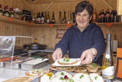 Corinna Leonhardt aus Ehrenfriedersdorf hat an ihrem Stand regionale Köstlichkeiten wie Bärlauchbrot, Speckfettbemme und Knoblauchbrot verkauft.