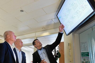Andreas Lietzmann, EAB-Geschäftsführer, erläutert Volkmar Winkler und Henning Homann im Unternehmen die Überwachung der Windkraftanlagen nicht nur in Deutschland. 