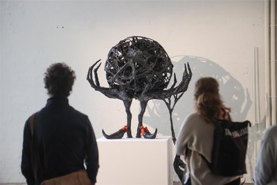 In der Installation „Dirty White“ von Alina Kleytman werden alltägliche Materialien zu fantastischen Wesen.