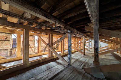 Mit Holzbindern gesichert: Teil des Altbaudachs.