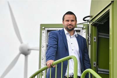 EAB-Geschäftsführer Jan Greschner an der Windkraftanlage in Zug-Langenrinne.