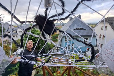 Jörg Kemter (Foto) kontrolliert das große Halloween-Spinnennetz am höchsten Punkt des Grundstücks.