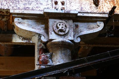 Stahlsäule im Produktionssaal mit den Initialen von Jacob Georg Bodemer.