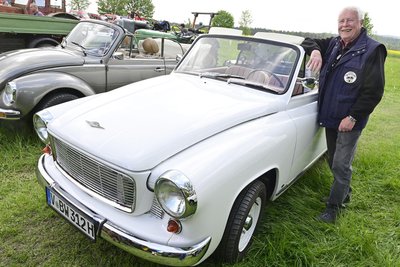 Stolz auf seinen Wartburg Coupé 1000, Baujahr 1965: Bernt Willomitzer aus Markneukirchen.
