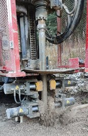 Mitarbeiter der Bergsicherung bohren auf der geplanten Umfahrung Löcher, um sicherzugehen, dass der Verkehr nicht über einen weiteren einbruchsgefährdeten Hohlraum geleitet wird