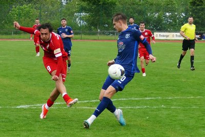 Halberstadts Angreifer Corvin Kosak (links), der hier gegen den Marienberger Fabio Anger zum Abschluss kommt, behauptete mit seinem 20. Saisontreffer die Führung in der Torjägerliste.