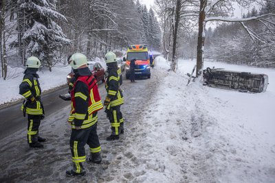 Ein Transporter ist am Freitagnachmittag auf der K 8830 zwischen Gornsdorf und Hormersdorf von der winterglatten Fahrbahn abgekommen und auf der Seite gelandet.