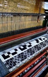 Auf Kundenwunsch entstehen Muster wie dieses auf den Webmaschinen der Sächsischen Teppichmanufaktur in Frankenberg. Zum Jahresende wird ihre Produktion eingestellt. 