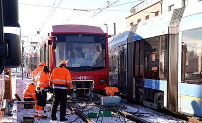Bei frostigen Temperaturen brachten Mitarbeiter der CVAG in Altchemnitz die kollidierten Bahnen (hier in Rot die Bahn aus Stollberg) im Laufe des zweiten Feiertags wieder auf die Schienen. Der Unfall hatte sich am Abend zuvor zu später Stunde ereignet. 