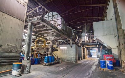 Blick auf die Röstanlage in der Nickelhütte Aue. In den 30 Meter langen Rohren laufen pyrometallurgische Prozesse zum Recyceln von metallischen Abfällen ab. 