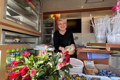 Oxana Vogel verkauft im Foodtruck in Reichenbach frisch zubereitete osteuropäische Spezialitäten. Mit russischen Köstlichkeiten ist der Truck beim „Plauener Herbst“ dabei.