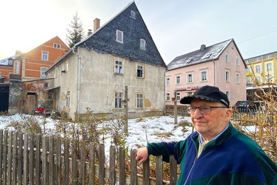 Karl-Heinz Einenkel hat für immer sein Haus aufgegeben - als Schandfleck in Thalheim wird es nun bald verschwinden.