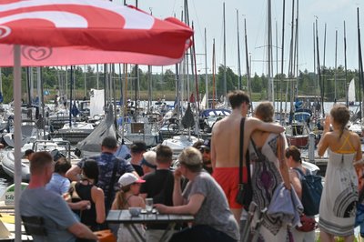 Wie hier am Cospudener See bei Leipzig nutzten viele Menschen das warme Wetter für einen Besuch an den Seen. 
