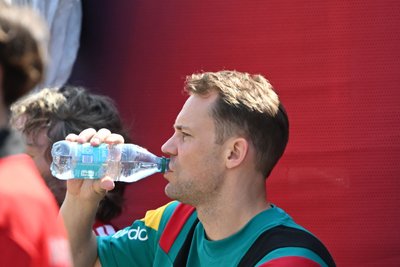 Hat auch ohne Einsatz Durst: Fußball-Nationaltorhüter Manuel Neuer. 