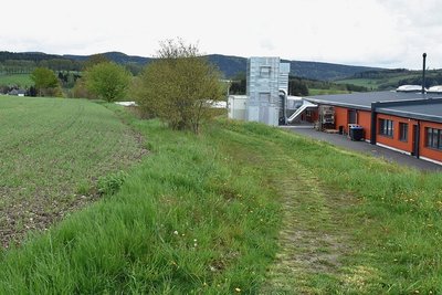 Im Gewerbegebiet in Markneukirchen sind alle Flächen verkauft, es soll deutlich wachsen - auch auf den Feldern in Richtung Wohlhausen/Kuhbauch. Rechts im Bild der Sitz des Trommelstockherstellers Rohema.