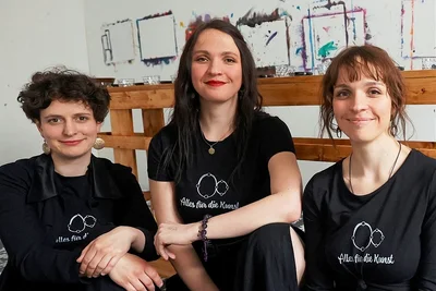 Rebecca Schöler, Kristin Lehmann und Katrin Limmer (von links) laden ohne Zwang und Vorgaben zum Malspiel ein. Sie haben den neuen Verein "Weltraum" gegründet - eine Kreativwerkstatt für Jedermann. 