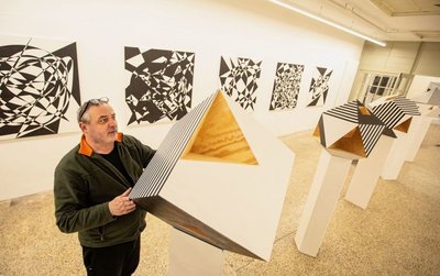 Künstler Jean Kirsten inmitten seiner Ausstellung "Und bewegt sich doch".
