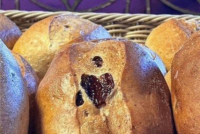 Zufallsprodukt: Brötchen mit Herz, das in der Bäckerei Walter entstanden ist