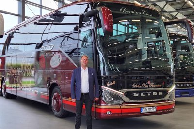 Reiseunternehmer Markus Sarközy hat nach dem Unfall seine Fahrgäste selbst heimgefahren. Dem Busfahrer, der beim Unfall am Lenkrad saß, gab er frei, bezahlt ihm eine Reise nach Kroatien.