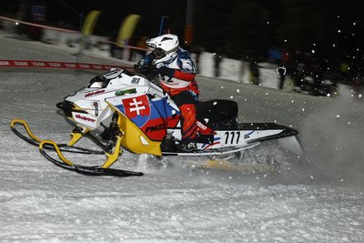MCG-Vorsitzender Jens Ullmann lieh sich fürs Snowcross den Motorschlitten der Konkurrenz aus und holte Bronze in Schöneck.
