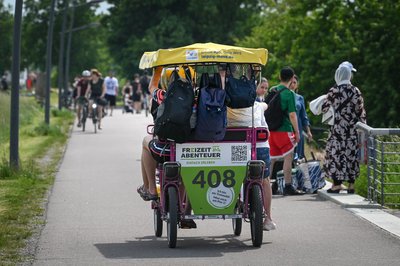 Am Cospudener See bei Leipzig herrschte reges Treiben. Zahlreiche Besucher waren zu Fuß oder mit dem Fahrrad unterwegs oder nutzten die Gelegenheit zum Baden. 