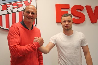 FSV-Sportdirektor David Wagner (links) mit Neuzugang Janik Mäder.