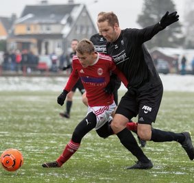 Der Langenauer Antreiber Hans Schmieder (l.), hier im Duell mit Patrick Löbel, hatte in der 39. Minute die Führung auf dem Fuß. 