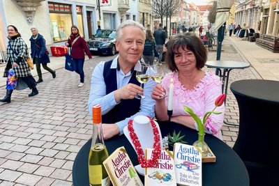 Silke und Matthias Wolf vom Geschäft „Stein und Wein“ in der Burgstraße freuten sich über viele Kundinnen.