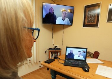 Heidi Fengler-Kuna vom Verein Vielfalt für Bürger bei einer Videokonferenz mit Dustin Unger und dessen Vater David. 