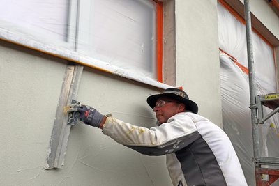 Maik Bai sorgt für den Außenputz am künftigen Vereinshaus in Naundorf.