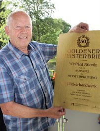 Winfried Nönnig mit dem Goldenem Meisterbrief. 