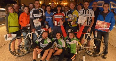 Das sind die Sieger und Platzierten sowie die Gewinner der Sonderwertungen beim Freiberger Fahrrad-Zickzack 2013 (FFZ). Zur fünften Auflage verbuchte der Jedermann-Wettbewerb der "Freien Presse", der Stadtmarketinggesellschaft und des Radsportteams Freiberg erneut einen Teilnahmerekord. 157 Radler machten sich am Samstag Punkt 15 Uhr auf die dreistündige Jagd nach Pneuros an zehn über das Stadtgebiet verteilten Stationen. Ein Höhepunkt war das Fahrrad-Biathlon auf dem Schlossplatz, bei dem die Sportler im Alter von 16 bis 74 Jahren vor zahlreichen Zuschauern eine ganz besondere Art des Dosenwerfens meistern mussten, um an das Spielgeld des FFZ zu kommen. Weit mehr als 30 Ehrenamtliche sowie zahlreiche Sponsoren machen den alljährlichen Wettbewerb möglich.  