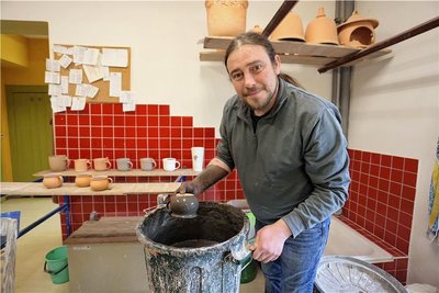 Töpfermeister Sebastian Steuernagel hilft am Wochenende den Besuchern, schöne Dinge aus Ton entstehen zu lassen.
