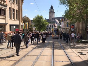 Mehrere Hundert Menschen haben am Samstagnachmittag erneut an einem sogenannten "Spaziergang" in der Plauener Innenstadt teilgenommen. 