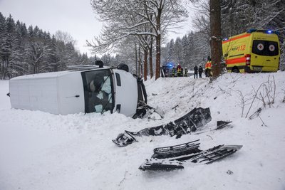 Nach Polizeiangaben wurde die Straße voll gesperrt.