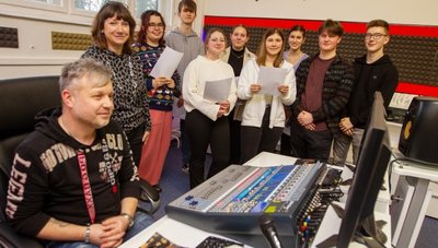 Produzent Christian Winter (links), Musiklehrerin Kathrin Büchold und ein Teil des Lessing-Chores probte jüngst erstmals im Studio. 