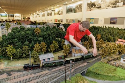 Momentan sind keine weiteren Neuinstallationen geplant. Vorrangig wird sich um die Pflege und Wartung gekümmert, da sie über Weihnachten intensiv beansprucht wurde - hier Ronny Rothert beim Einsetzen eines Zuges.