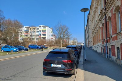 Autos müssen hier jetzt komplett auf der Fahrbahn parken. Der Fußweg bleibt frei.
