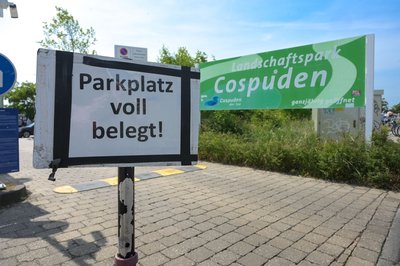 Am Cospudener See bei Leipzig waren die Kapazitätsgrenzen der Parkplätze am Pfingstsonntag erreicht. 