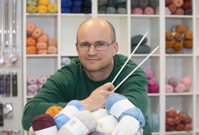 Simon Schier ist von der heilenden Wirkung des Strickens überzeugt. Der Plus H-Geschäftsführer will mit Handarbeiten, die per Rezept verordnet werden, die Gesellschaft verändern. 