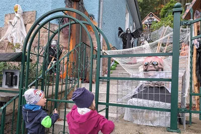 Zaungäste Noah und Mia v.l. staunen über die vielen gruseligen Gestalten, die extra zu Halloween aufgebaut wurden.