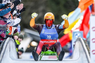 Max Langenhan kommt mit großem Vorsprung als Sieger ins Ziel.