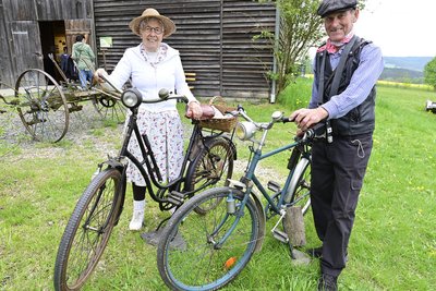 Joachim und Marion Wunderlich - sie hat ein 1934er Wanderer - aus Landwüst kamen mit ihren nostalgischen Fahrrädern ins Museum.