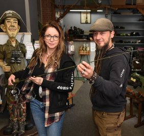 Susanne Preuß, Geschäftsführerin der Schuhmacherei Müller, teilt sich mit Daniel Klötzer vom Outdoor- und Angelshop Klötzer die Geschäftsräume an der Plauenschen Straße 12 in Oelsnitz. Hier wird jetzt verstärkt Kleidung und Technik im Bereich Angelbedarf angeboten. 