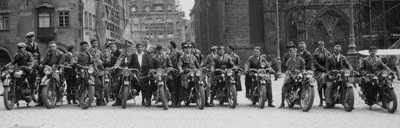 Vogtland-Biker 1936 vor der Nürnberger Frauenkirche. Der Motorradklub Triumph Mylau besuchte bei der Ausfahrt nach Bayern sicher auch die Triumph-Werke. 