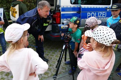 Polizeihauptmeister Bernd Müller zeigte den Kindern, wie das Geschwindigkeitsmessgerät funktioniert.