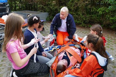 Wie man mit verletzten Personen umgeht, zeigte Claus Nier vom DRK.
