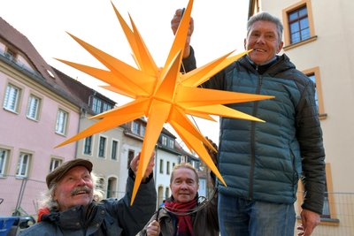 Die Pfarrgasse Freiberg wird geschmückt, hier Karl Hutzschenreuter, Claus-Dieter Haupt und Albrecht Schönfeld (v. l).